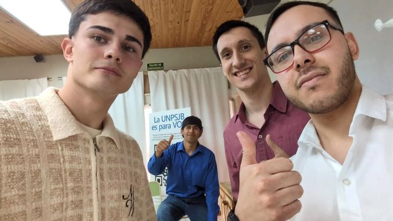 Estudiantes de la UNPSJB en Chubut crearon una app que traduce lengua de señas. Estudiantes de la UNPSJB en Chubut crearon una app que traduce lengua de señas.