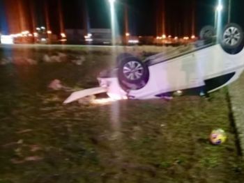 Manejaba borracha, volcó y cuando se bajó del auto se puso a charlar como si nada: dio 2,05 en la alcoholemia.