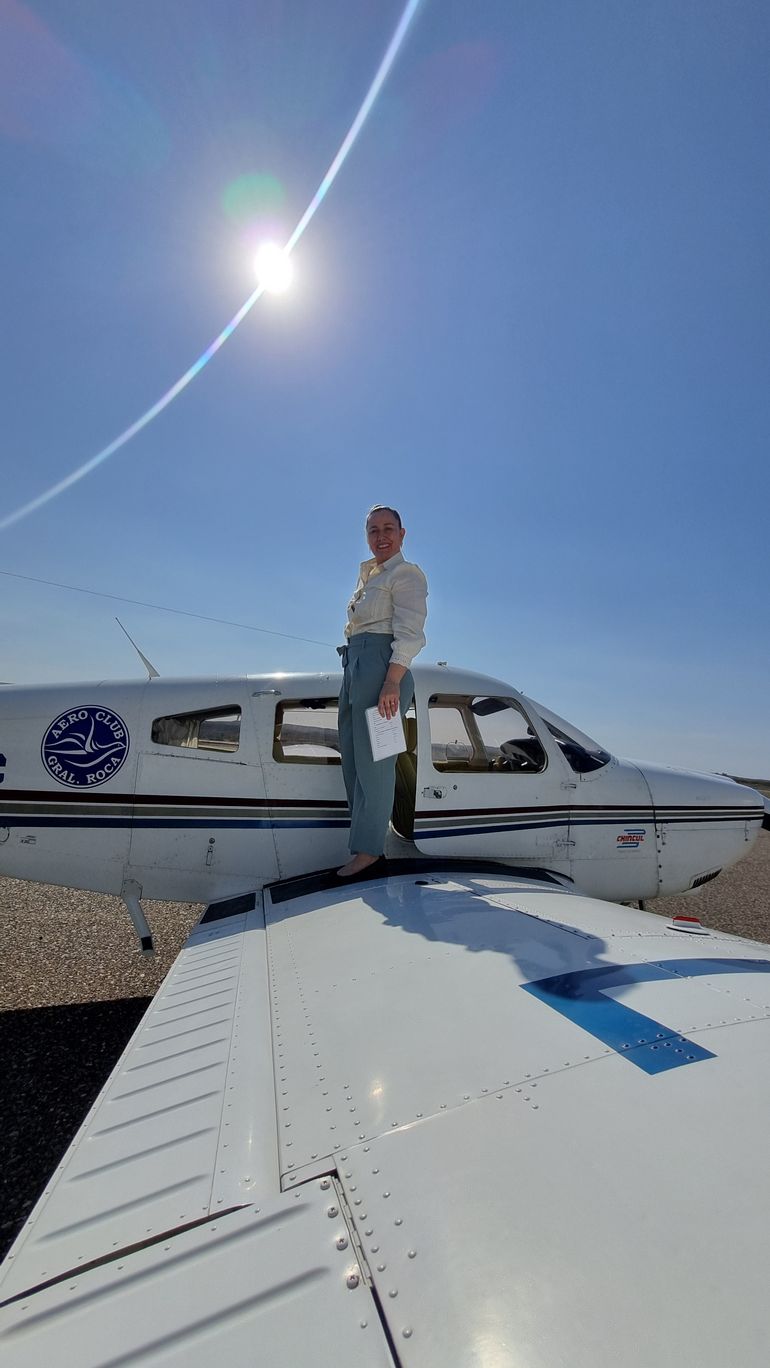 Es contadora, mamá y piloto de avión e inspira a las mujeres neuquinas a volar bien alto