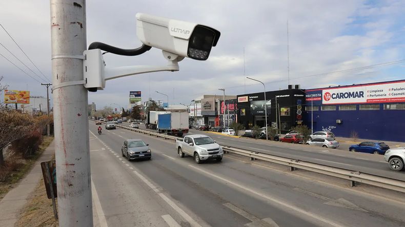 El municipio se propone que alcanzar la totalidad de esquinas semaforizadas con cámaras. | LM Neuquen El municipio se propone que alcanzar la totalidad de esquinas semaforizadas con cámaras.