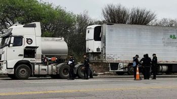 El camión quedó secuestrado mientras investigan la falla que provocó el descenso del acoplado. (Foto: El Tribuno) El camión quedó secuestrado mientras investigan la falla que provocó el descenso del acoplado. (Foto: El Tribuno)