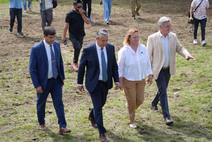 El gobernador Rolando Figueroa, la presidente de la SRN Cecilia De Larminat, el presidente de la SRA Nicolás Pino y el intendente de Junín de los Andes, Luis Madueño. Foto: gentileza Gobierno de Neuquén. El gobernador Rolando Figueroa, la presidente de la SRN Cecilia De Larminat, el presidente de la SRA Nicolás Pino y el intendente de Junín de los Andes, Luis Madueño. Foto: gentileza Gobierno de Neuquén.