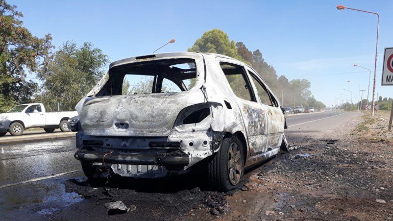 Iba por la ruta, se le apagó el motor y se le incendió el auto