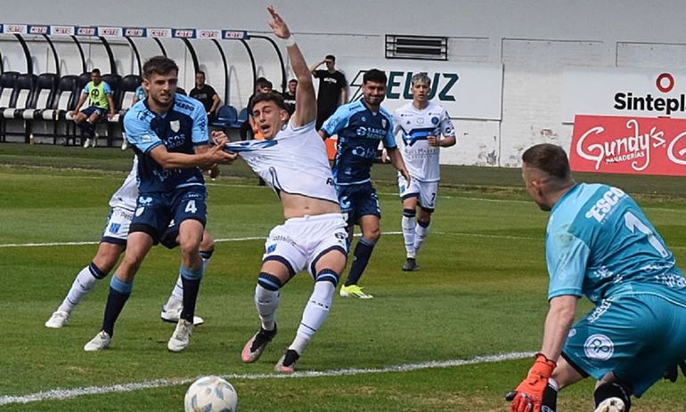 Este penal para San Telmo no fue cobrado el último fin de semana. Fotos: Adrián Navarro&nbsp;