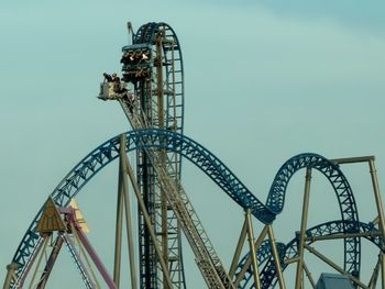 Ocho personas quedaron atrapadas durante horas en una montaña rusa a 30 metros de altura en Texas Ocho personas quedaron atrapadas durante horas en una montaña rusa a 30 metros de altura en Texas