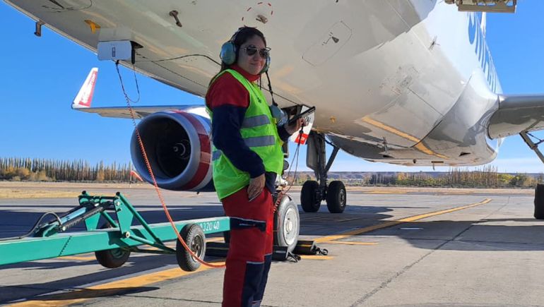Marina, la primera mujer rampera en el Aeropuerto de Neuquén