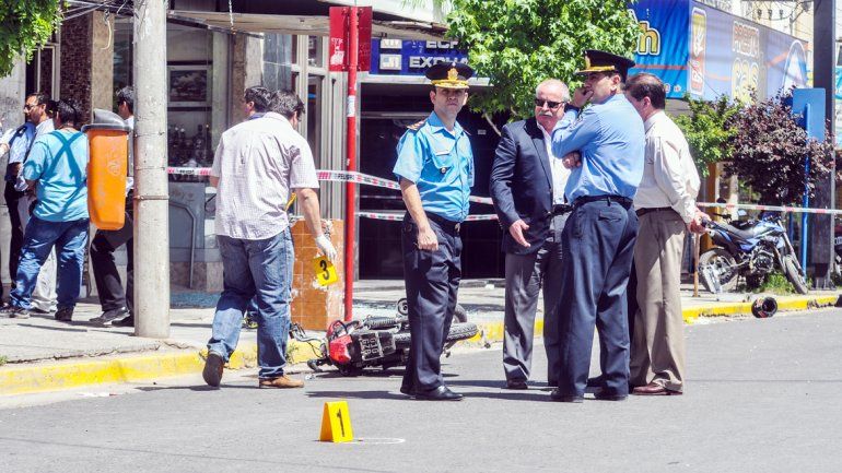 En la calle Alcorta quedaron los rastros de la persecución policial.