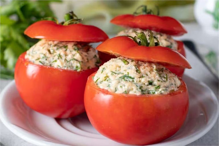 Tomates rellenos, frescos y económicos. Tomates rellenos, frescos y económicos.