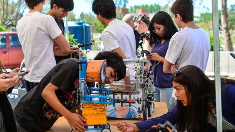 Neuquén invierte 11 millones de dólares en equipamiento y herramientas digitales para las escuelas