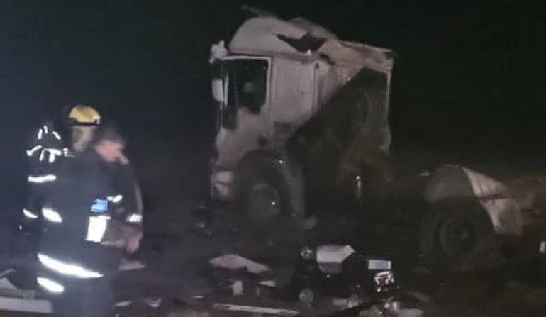 El viento desestabilizó al camión y tumbó el doble acoplado, que perdió la carga. El viento desestabilizó al camión y tumbó el doble acoplado, que perdió la carga.