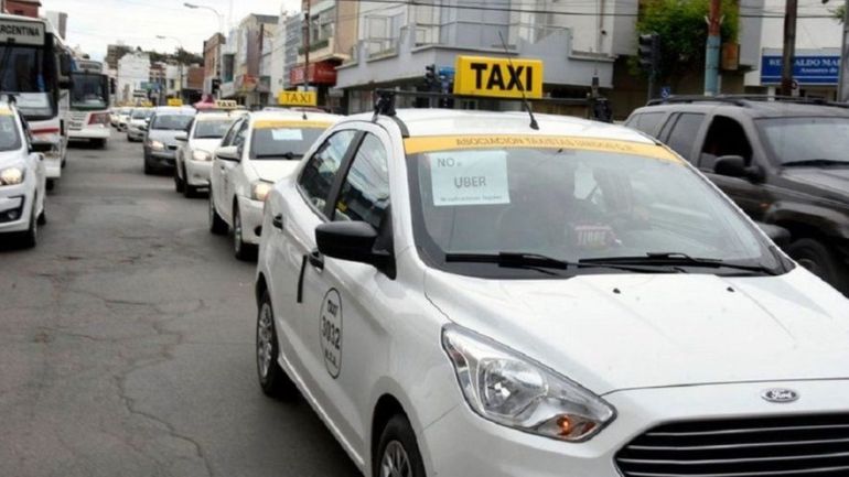 Los taxistas de Comodoro Rivadavia no llegan a fin de mes. Los taxistas de Comodoro Rivadavia no llegan a fin de mes.