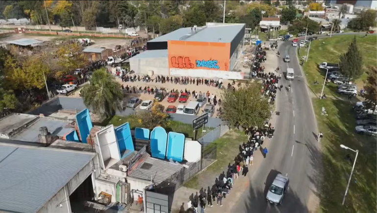 Una carnicería busca empleados y la entrega de CV colapsó.