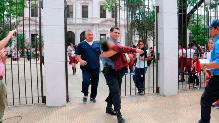 Los afectados de la escuela correntina fueron sacados de la escuela lo más rápido posible. La pasaron muy mal.