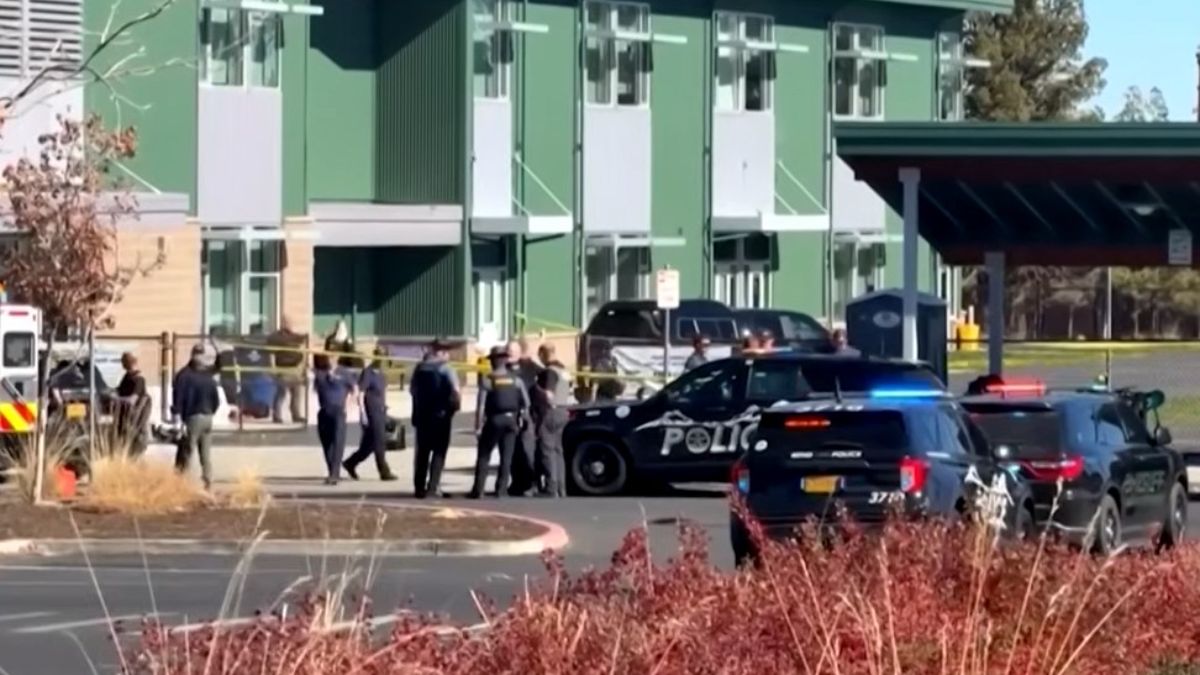 Qué se sabe del tiroteo en una escuela que dejó tres niños muertos y al agresor abatido por un vecino