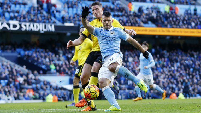 Agüero remata el balón con la marca encima.&nbsp;