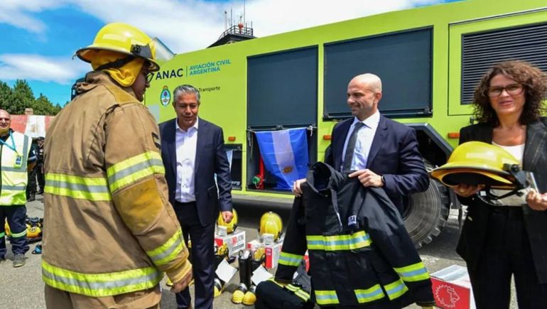 Rolando Figueroa junto al subsecretario de Transporte de Nación, Franco Mogetta, y la titular de la ANAC, Julia Cordero. Rolando Figueroa junto al subsecretario de Transporte de Nación, Franco Mogetta, y la titular de la ANAC, Julia Cordero.