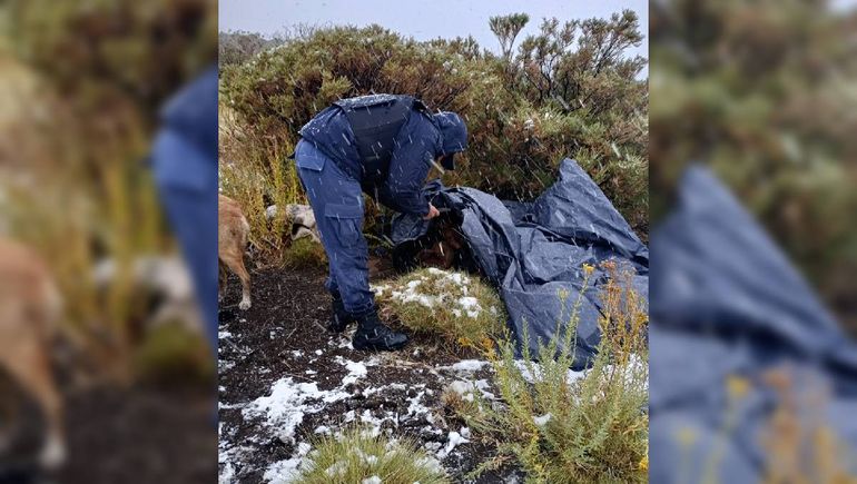 La Policía asistió al abuelo y neto que hallaron con frío bajo un nylon en un inhóspito camino de cordillera. La Policía asistió al abuelo y neto que hallaron con frío bajo un nylon en un inhóspito camino de cordillera.