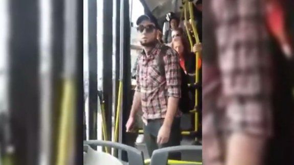 Así linchan a un joven que manoseó a una mujer en el colectivo