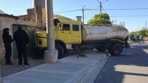 un camion aguatero choco contra una vivienda y su chofer fue hospitalizado un camion aguatero choco contra una vivienda y su chofer fue hospitalizado