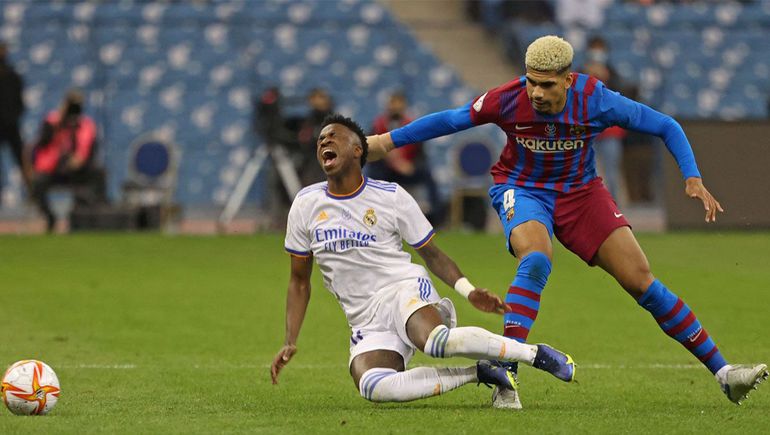 Real Madrid quiere arrebatarle a Ronald Araújo al Barcelona. 