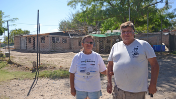 Armando Bucarey y Adela Alegría en la esquina de Río Negro y Pumamarca / Foto