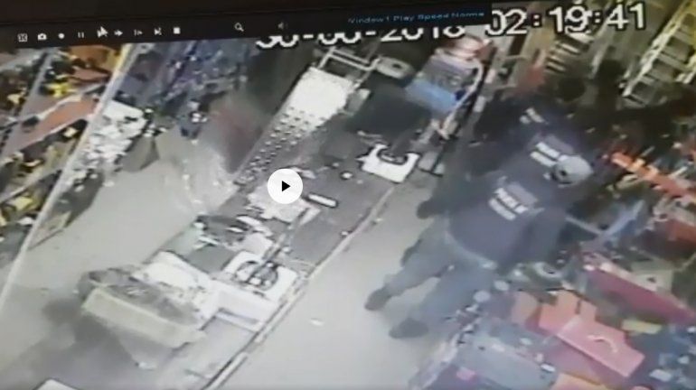 Así atraparon a un hombre que entró a robar por el techo en un local del Bajo