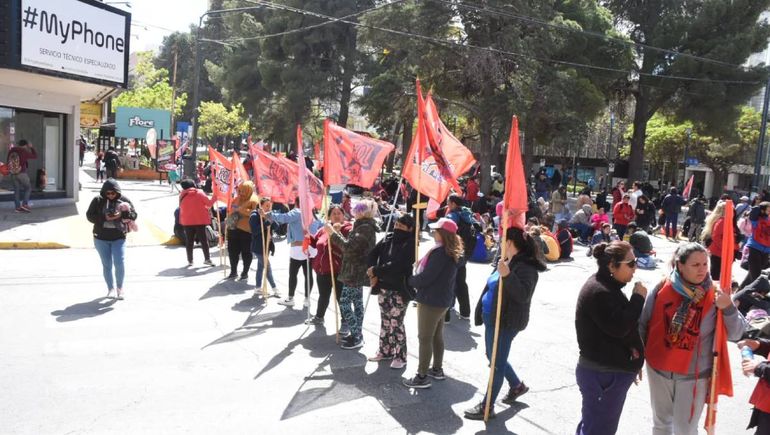 Las organizaciones sociales levantaron el acampe que causó un caos en el centro