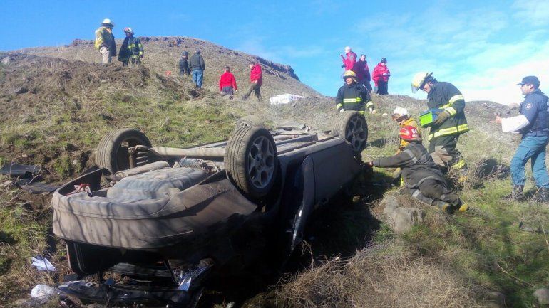 Una familia neuquina resultó herida tras desbarrancar camino a Junín de los Andes