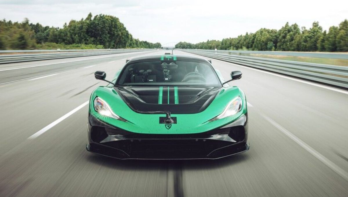 A bordo del Rimac Nevera, el piloto Goran Drndak logró una proeza increíble: conducir marcha atrás en un circuito y alcanzar los 275,74 km/h. Foto: Rimac Automobili.