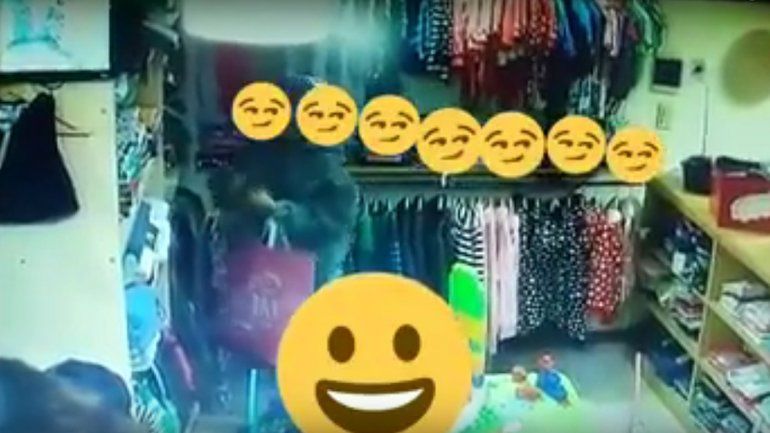 El video se viralizó por Facebook. Los padres del niño devolvieron la ropa.