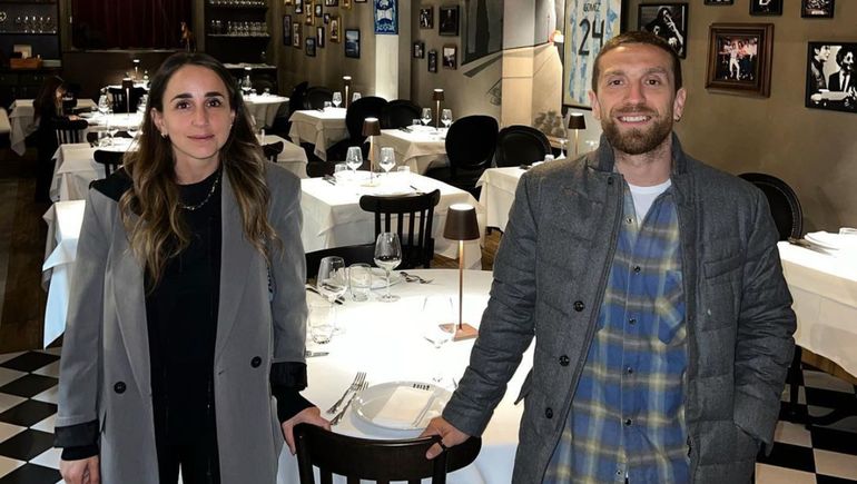 El Papu Gómez y Linda Raff en los tiempos de la apertura del restaurante Boedo que tienen en Italia. Foto: Instagram @linda.raff