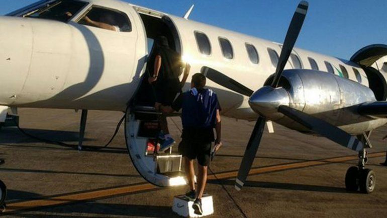 ¡Qué julepe!: Se abrió la puerta del avión en el vuelo de Racing