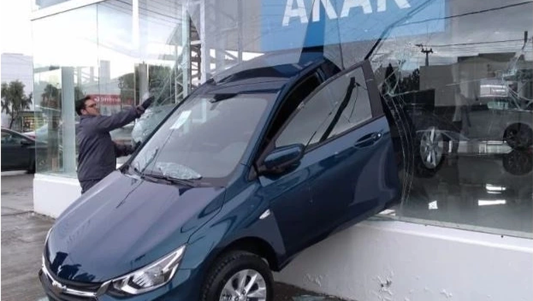 Insólito: el empleado de una concesionaria puso en marcha un auto y chocó