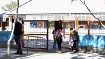 La adolescente no quiere volver a la escuela. La adolescente no quiere volver a la escuela.