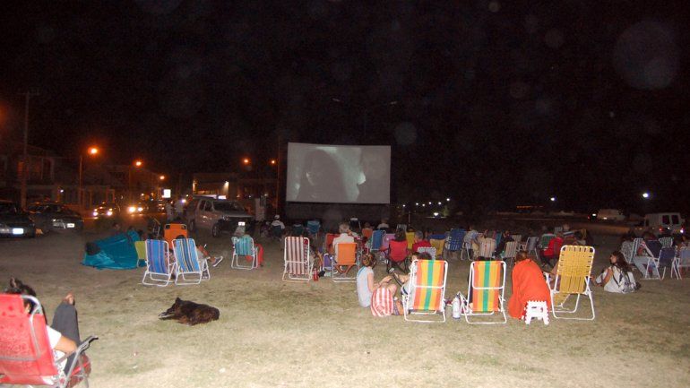 El cine se disfruta en la playa de Las Grutas.