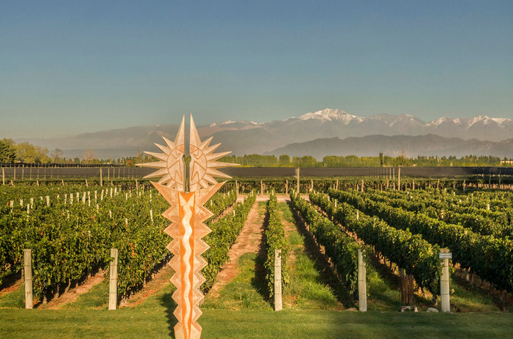 Vista de Bodega Norton en Luján de Cuyo, Mendoza, destacando sus viñedos y instalaciones históricas. Vista de Bodega Norton en Luján de Cuyo, Mendoza, destacando sus viñedos y instalaciones históricas.