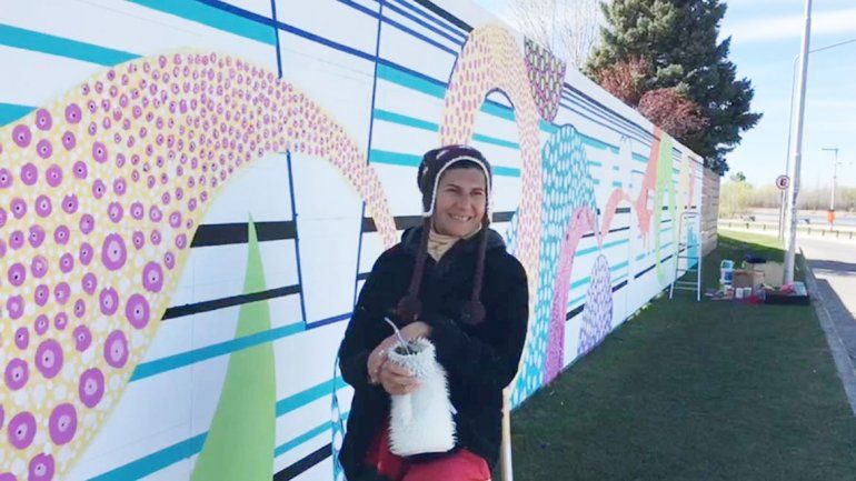 Marianela Tisberger y Petu De Mareca están pintando el mural en el río.