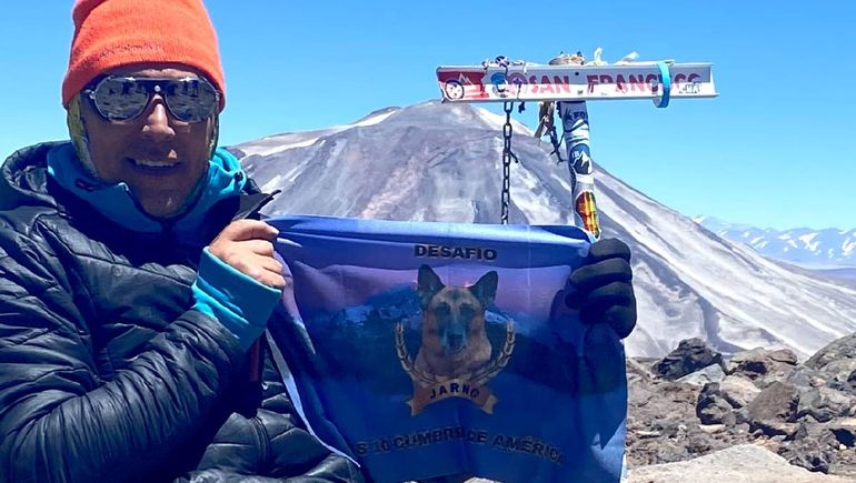 Guillermo Sandoval sueña con colgar la bandera de su perro Jarno en la cima del Everest. Guillermo Sandoval sueña con colgar la bandera de su perro Jarno en la cima del Everest.