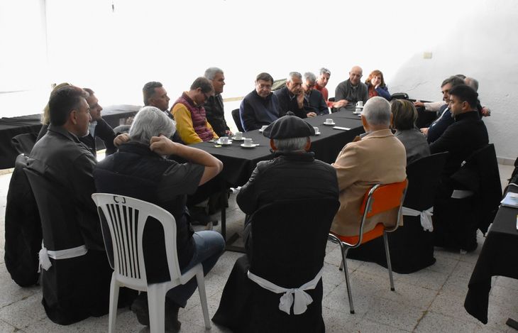 Primera Fila de autoridades: Alberto Weretilneck, Senadora Monica Silva, Pablo Castillo, presidente de la Sociedad Rural de Rïo Colorado, Carlos Banacloy, Ministro de Desarrollo Productivo, y Nora Lavayén, presidenta de la Federación de Sociedades Rurales de Río Negro. Foto: Fabricio González Primera Fila de autoridades: Alberto Weretilneck, Senadora Monica Silva, Pablo Castillo, presidente de la Sociedad Rural de Rïo Colorado, Carlos Banacloy, Ministro de Desarrollo Productivo, y Nora Lavayén, presidenta de la Federación de Sociedades Rurales de Río Negro. Foto: Fabricio González