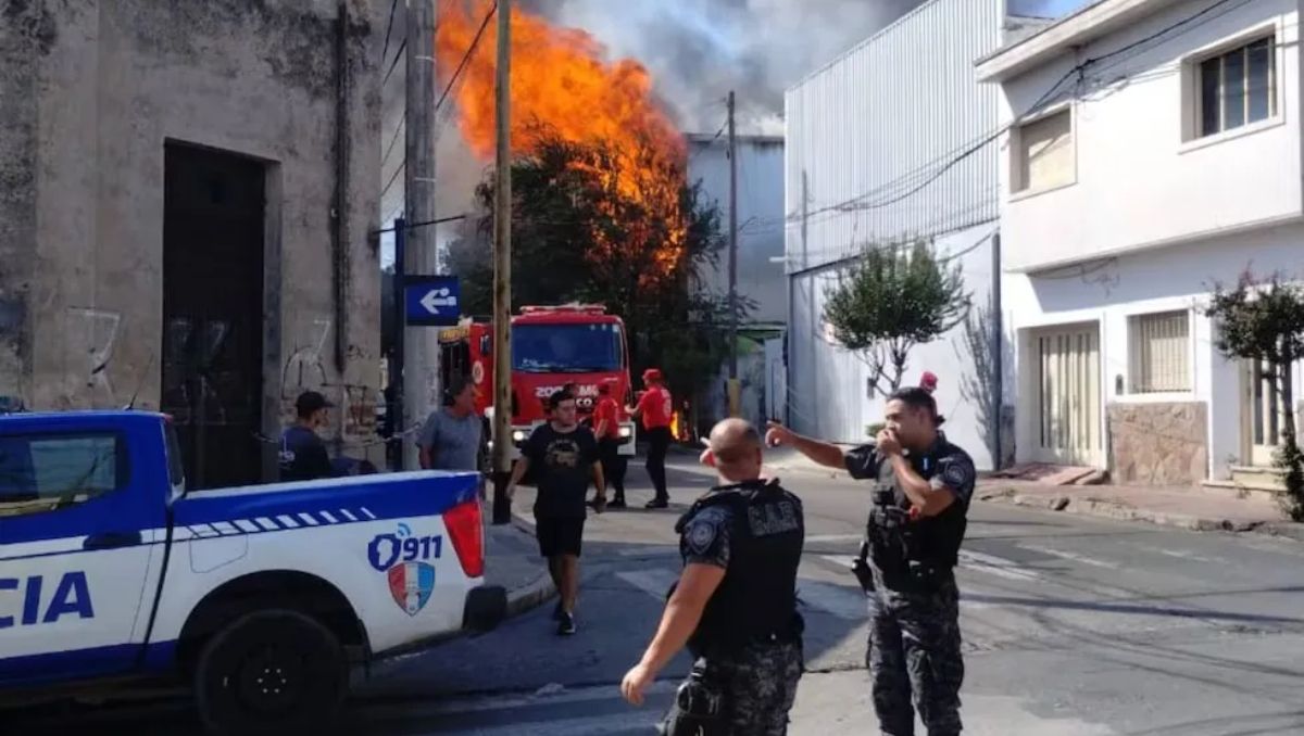 Incendio fatal: una pareja murió atrapada en el fuego y hay cinco heridos
