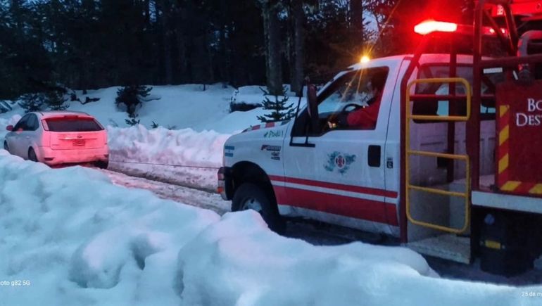 Los conductores verados por la niieve fueron rescatados por los bomberos. (Foto: Bomberos Voluntarios de Villa Pehuenia- Moquehue) Los conductores verados por la niieve fueron rescatados por los bomberos. (Foto: Bomberos Voluntarios de Villa Pehuenia- Moquehue)