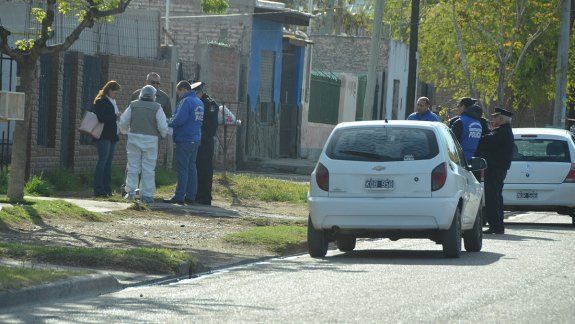 Un vecino oyó el disparo y encontró a la mujer junto a Pinochet en el suelo.
