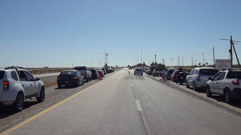 Los visitantes que no habían tramitado el ingreso lo debieron hacer en el puesto de control. Hubo de nuevo largas colas en el lugar.&nbsp;