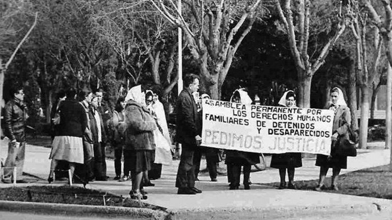 Al menos unas 15 personas se apostaron frente a la Casa de Gobierno.&nbsp;