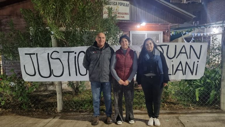 Los vecinos realizaron un minuto de silencio para recordar al periodista y productor Juan Caliani. Los vecinos realizaron un minuto de silencio para recordar al periodista y productor Juan Caliani.