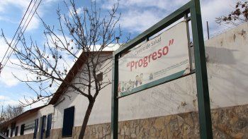 Un cadáver embolsado estuvo cinco horas en la puerta de un centro de salud