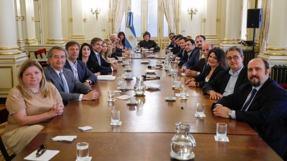 El presidente Javier Milei, junto a sus legisladores.