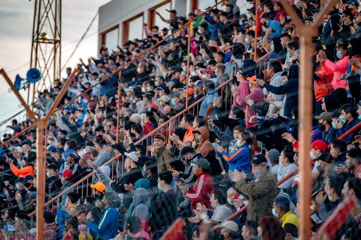 La cancha estuvo llena (Foto Carlos Mir).