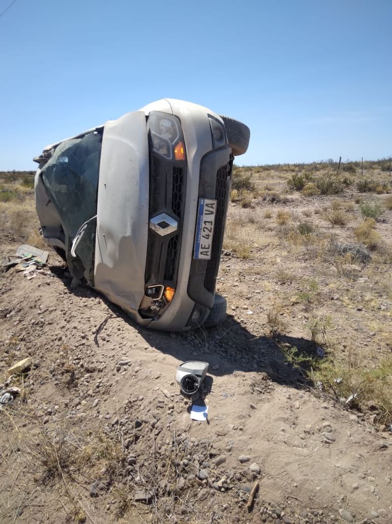 La Renault Duster volcada en la que viajaba el matrimonio y su nieta, oriundo de El Chañar. La Renault Duster volcada en la que viajaba el matrimonio y su nieta, oriundo de El Chañar.