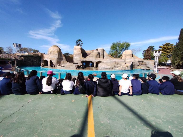 Alumnos de Guañacos que viajaron a conocer el mar.